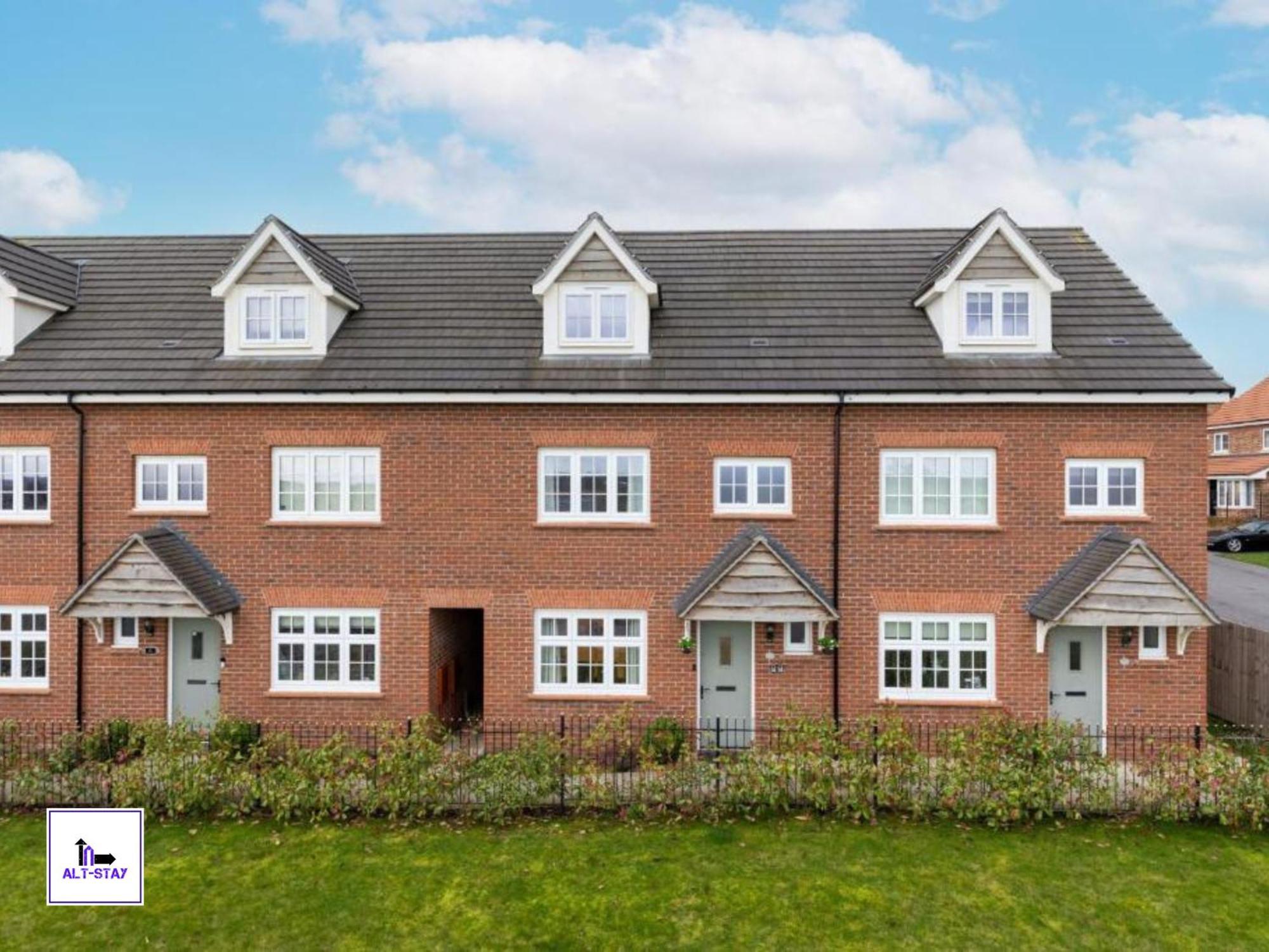 4 Bed 3 Bath - Kirkstall House By Alt-Stay Accommodation - Ideal For Contractors & Remote Workers - Long Stays Welcome Вэйкфильд Экстерьер фото
