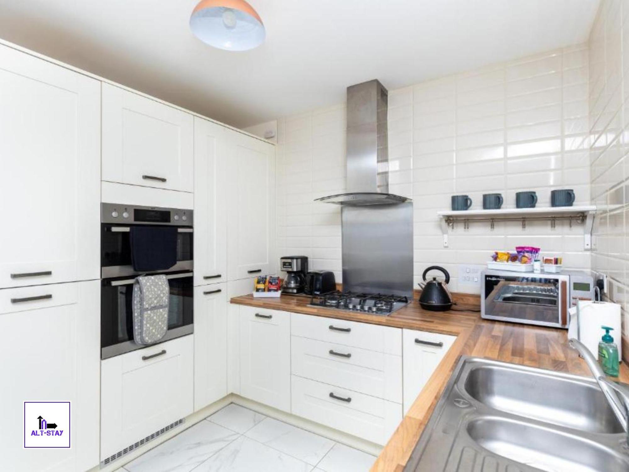 4 Bed 3 Bath - Kirkstall House By Alt-Stay Accommodation - Ideal For Contractors & Remote Workers - Long Stays Welcome Вэйкфильд Экстерьер фото