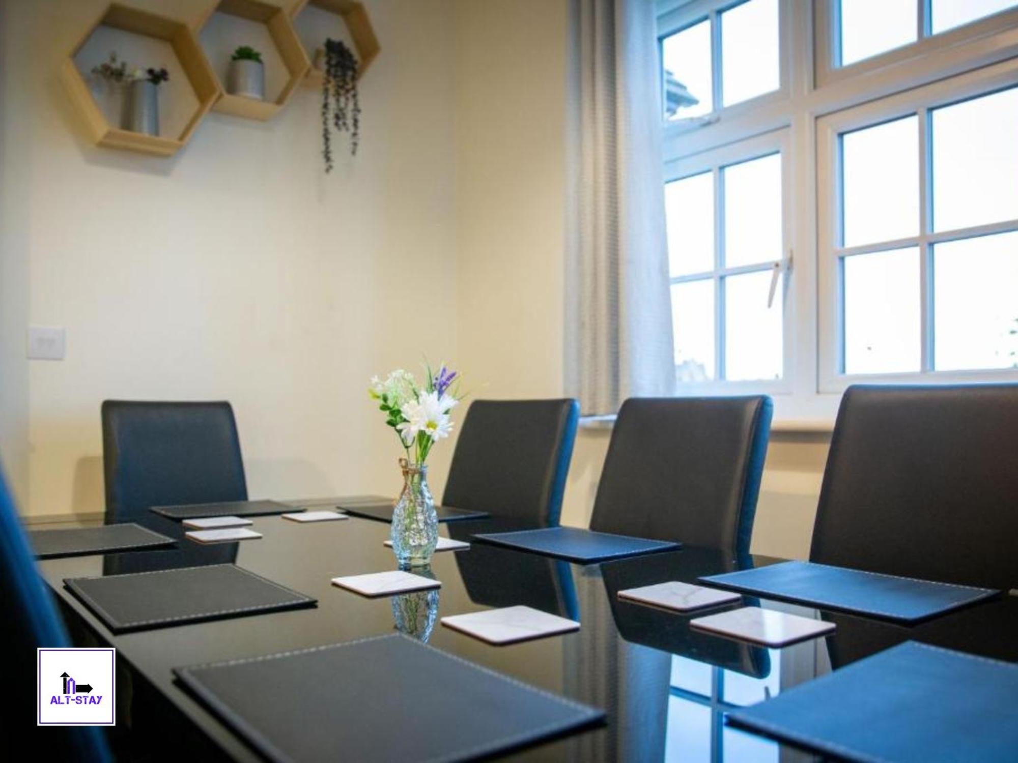 4 Bed 3 Bath - Kirkstall House By Alt-Stay Accommodation - Ideal For Contractors & Remote Workers - Long Stays Welcome Вэйкфильд Экстерьер фото