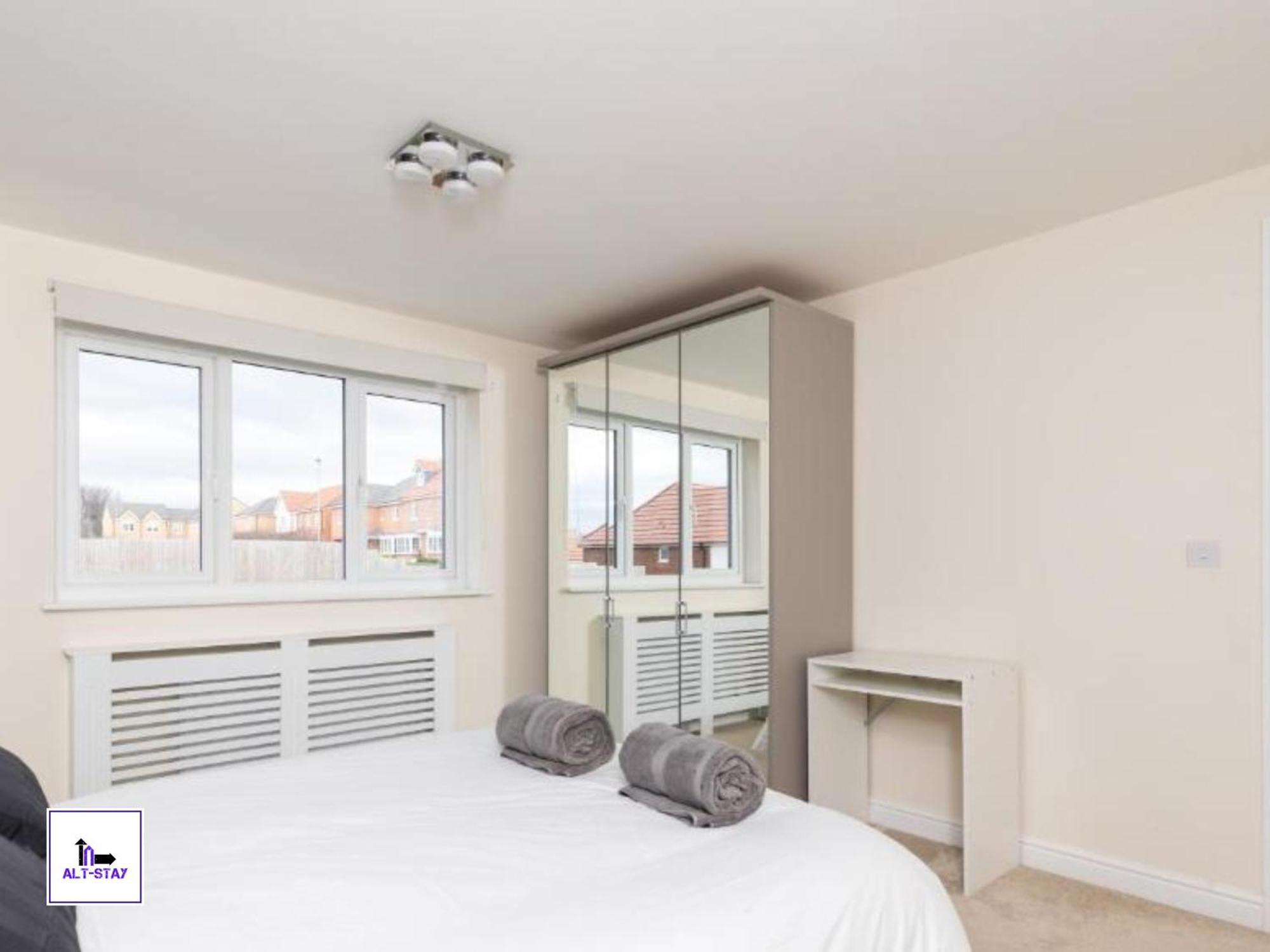 4 Bed 3 Bath - Kirkstall House By Alt-Stay Accommodation - Ideal For Contractors & Remote Workers - Long Stays Welcome Вэйкфильд Экстерьер фото