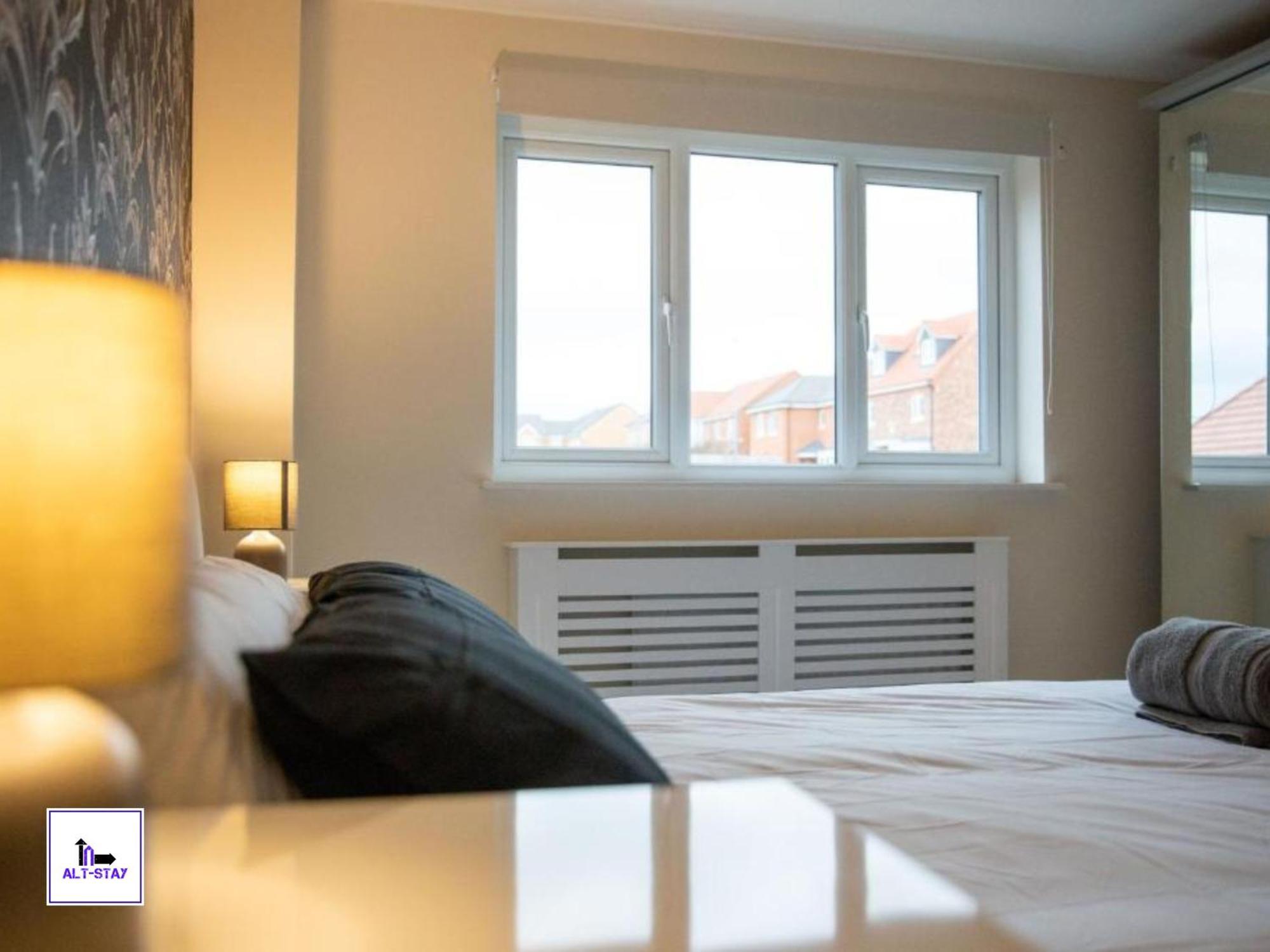 4 Bed 3 Bath - Kirkstall House By Alt-Stay Accommodation - Ideal For Contractors & Remote Workers - Long Stays Welcome Вэйкфильд Экстерьер фото